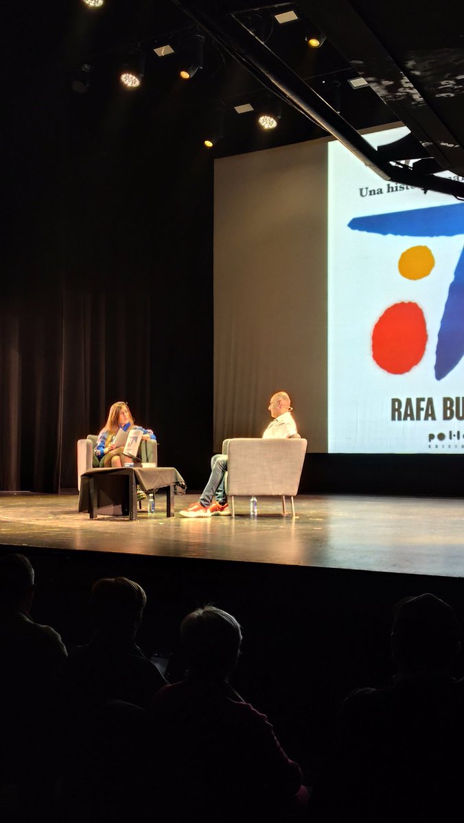 Ple absolut al Paral·lel 62 per presentar el llibre de <a href="/RafaBurgosBCN/">Rafa Burgos</a> sobre la història no explicada de La Caixa. Isidre Fainé no ha vingut tot i que té cadira reservada...