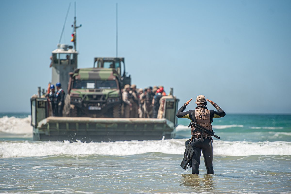 Armada_esp's tweet image. 🌊La #mar no es solo un espacio de tránsito, es una base desde la que proyectar seguridad.

⚓🇪🇸La #Armada puede actuar desde la mar hacia tierra con rapidez, flexibilidad y eficacia.

#SomosLaArmada #ParaTi