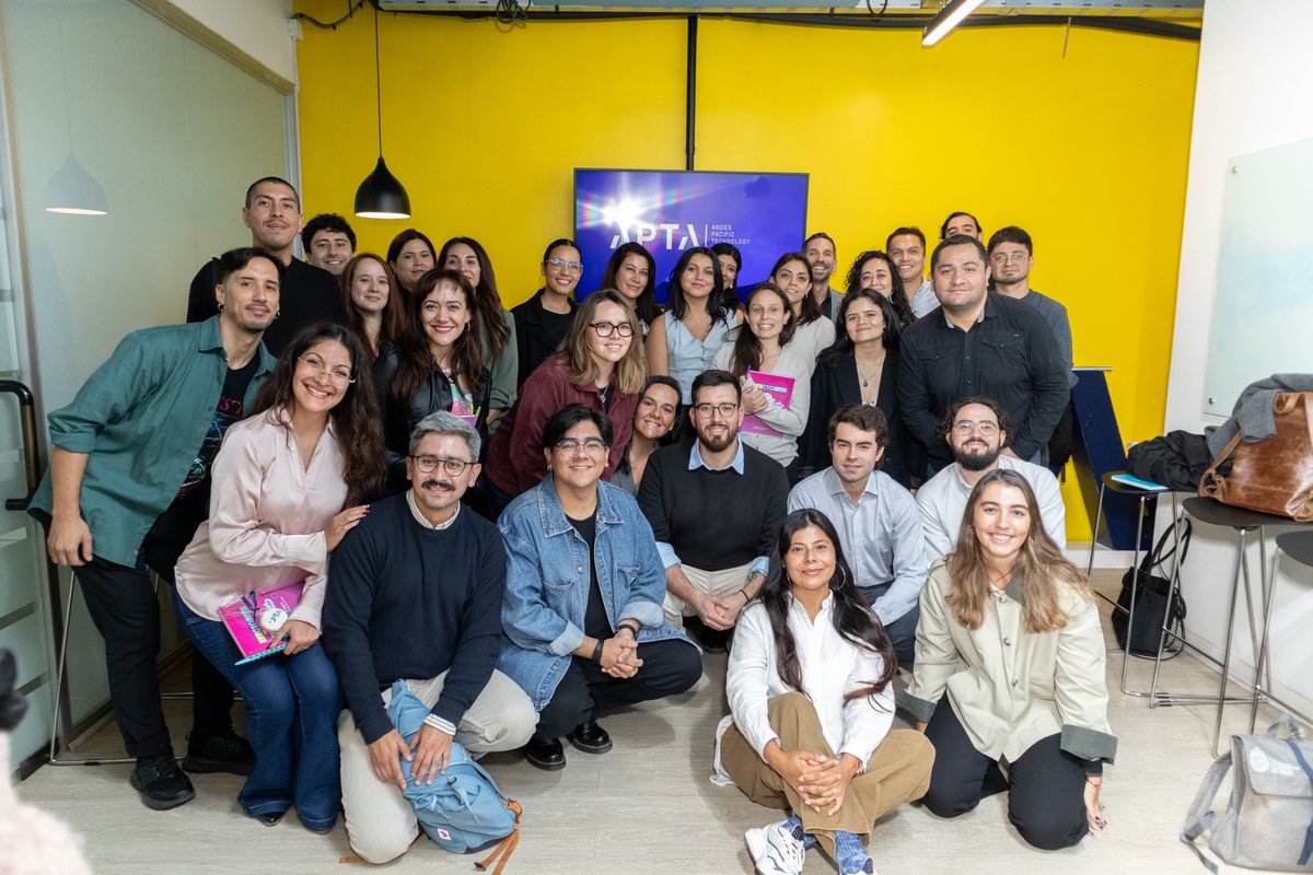 fcomuc's tweet photo. El viernes pasado, los estudiantes del Magíster en Comunicación Estratégica, junto al jefe del programa, Daniel Halpern, iniciaron su experiencia con una actividad de bienvenida enfocada en conocer casos reales de la industria. https://t.co/Zki0LQ1KrS