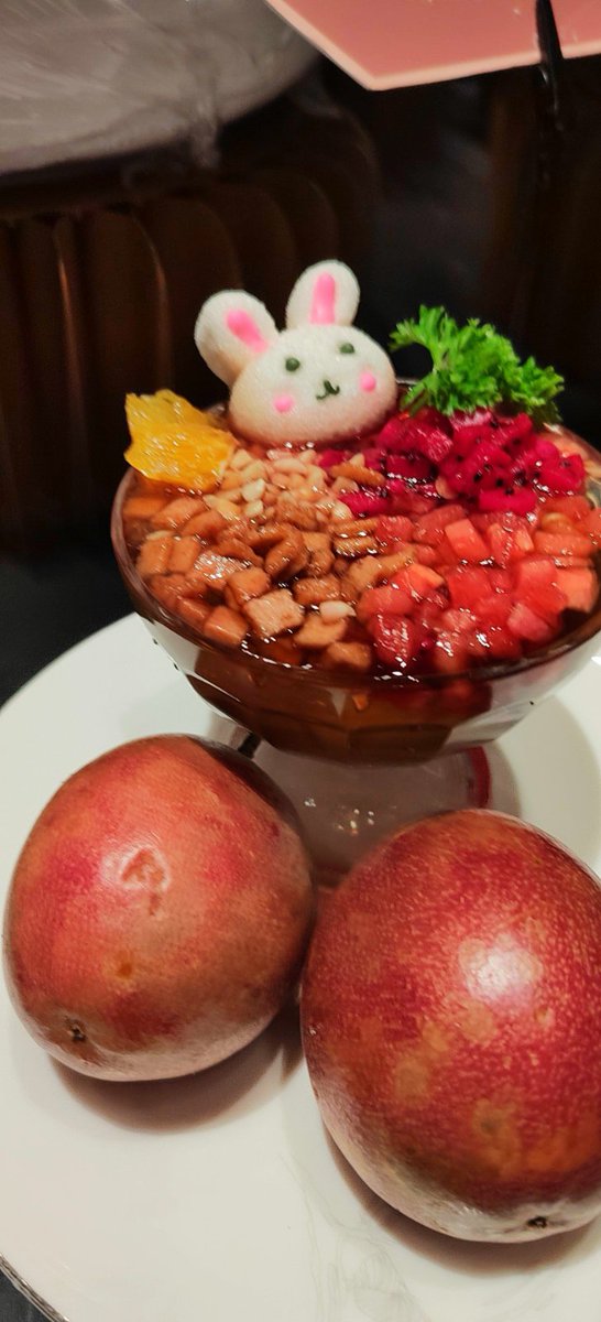 BodiyatBasit's tweet photo. 藏在老巷里的「巷口卤味」绝了！刚出锅的虎皮凤爪一抿脱骨，卤香直钻鼻腔～配碗冰粉解腻，人均20吃到撑！地址戳定位 https://t.co/fWOwfDrsho
