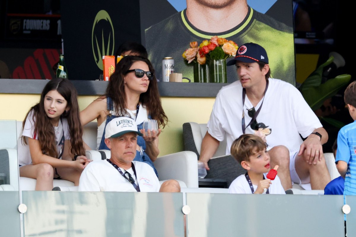 MilaUpdate's tweet photo. Mila Kunis and Ashton Kutcher at the Fanatics Flag Football Classic held at BMO Stadium on March 21 https://t.co/DPiqcodNZ2