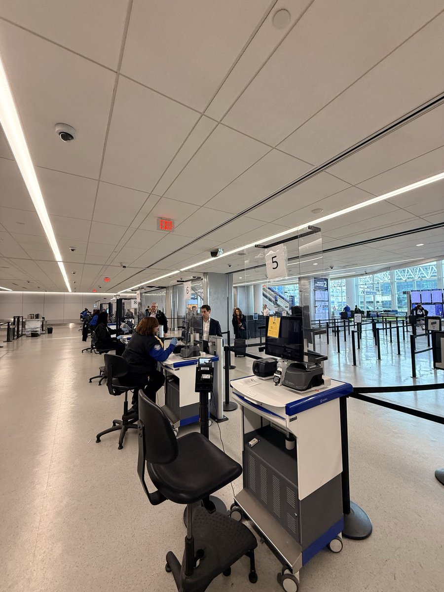 caroldanko's tweet photo. Thank you @IntlAirportCLT @DHSgov @TSA for smooth and easy security, with no lines. Appreciate your hard work to keep us safe! https://t.co/06faes85De