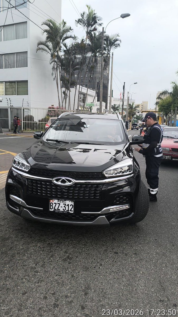miraflores24h's tweet image. OPERATIVO CONTRA VEHÍCULOS INFORMALES 🚨 
#Miraflores, en coordinación con la #PNP, ejecuta operativo para combatir el transporte público informal, con el objetivo de garantizar la seguridad de los ciudadanos y promover un sistema de transporte ordenado y  seguro. 💪 #OrdenVial
