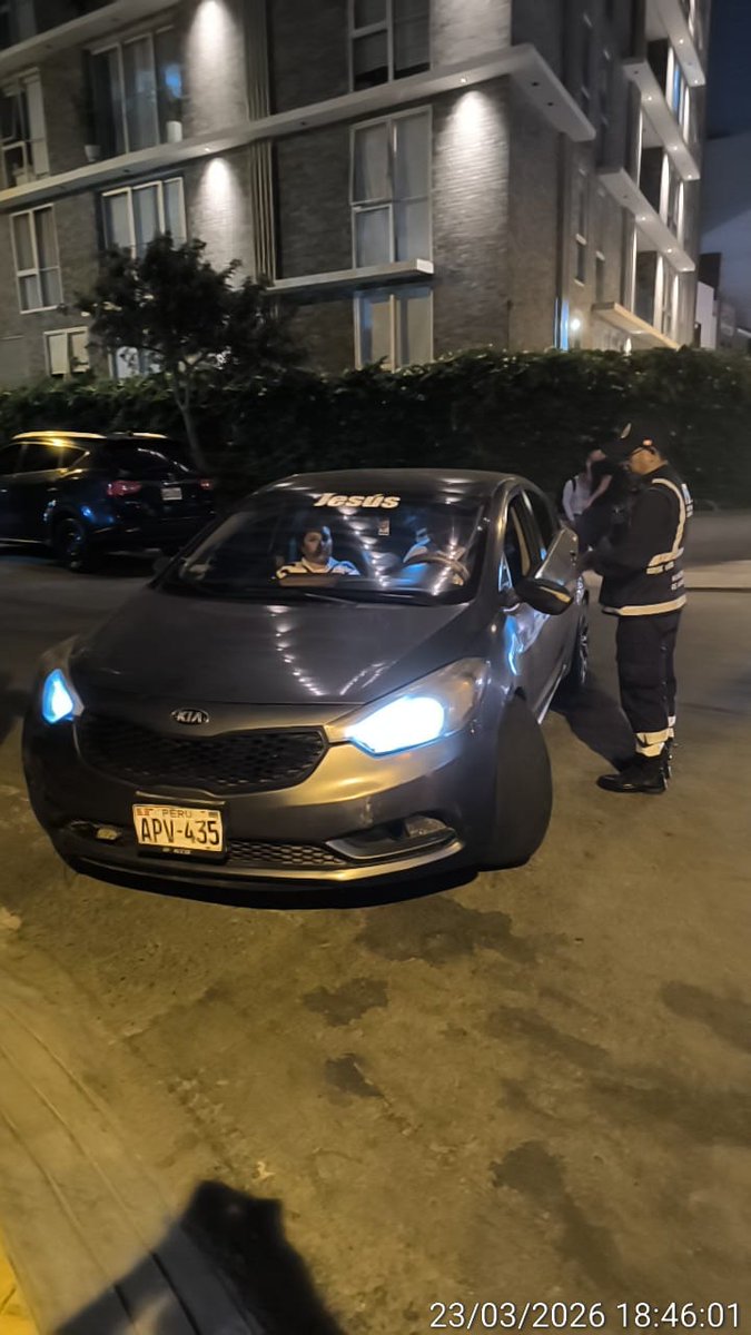 miraflores24h's tweet image. OPERATIVO CONTRA VEHÍCULOS INFORMALES 🚨 
#Miraflores, en coordinación con la #PNP, ejecuta operativo para combatir el transporte público informal, con el objetivo de garantizar la seguridad de los ciudadanos y promover un sistema de transporte ordenado y  seguro. 💪 #OrdenVial