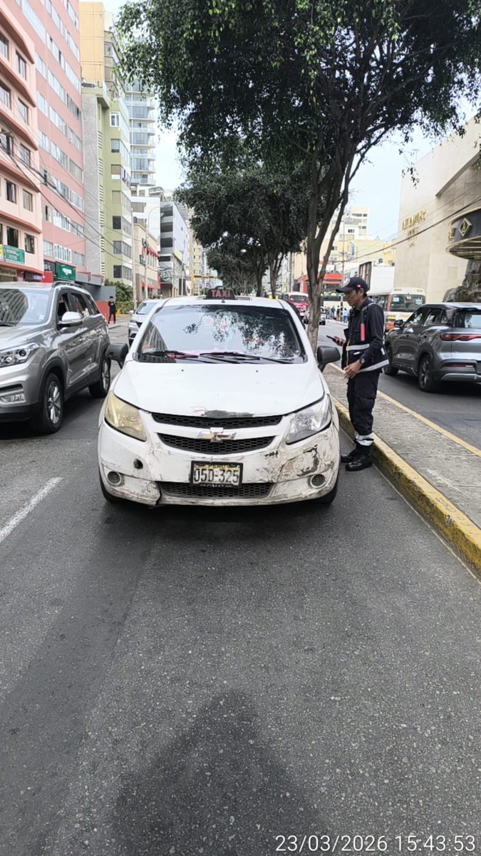 miraflores24h's tweet image. OPERATIVO CONTRA VEHÍCULOS INFORMALES 🚨 
#Miraflores, en coordinación con la #PNP, ejecuta operativo para combatir el transporte público informal, con el objetivo de garantizar la seguridad de los ciudadanos y promover un sistema de transporte ordenado y  seguro. 💪 #OrdenVial