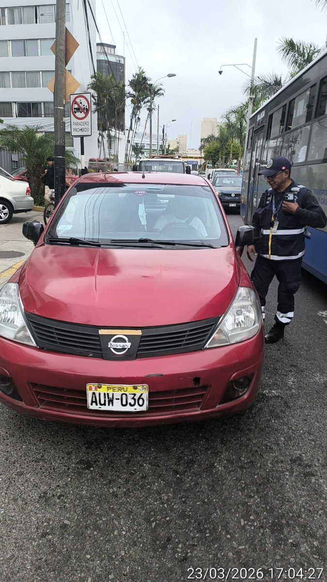 miraflores24h's tweet image. OPERATIVO CONTRA VEHÍCULOS INFORMALES 🚨 
#Miraflores, en coordinación con la #PNP, ejecuta operativo para combatir el transporte público informal, con el objetivo de garantizar la seguridad de los ciudadanos y promover un sistema de transporte ordenado y  seguro. 💪 #OrdenVial