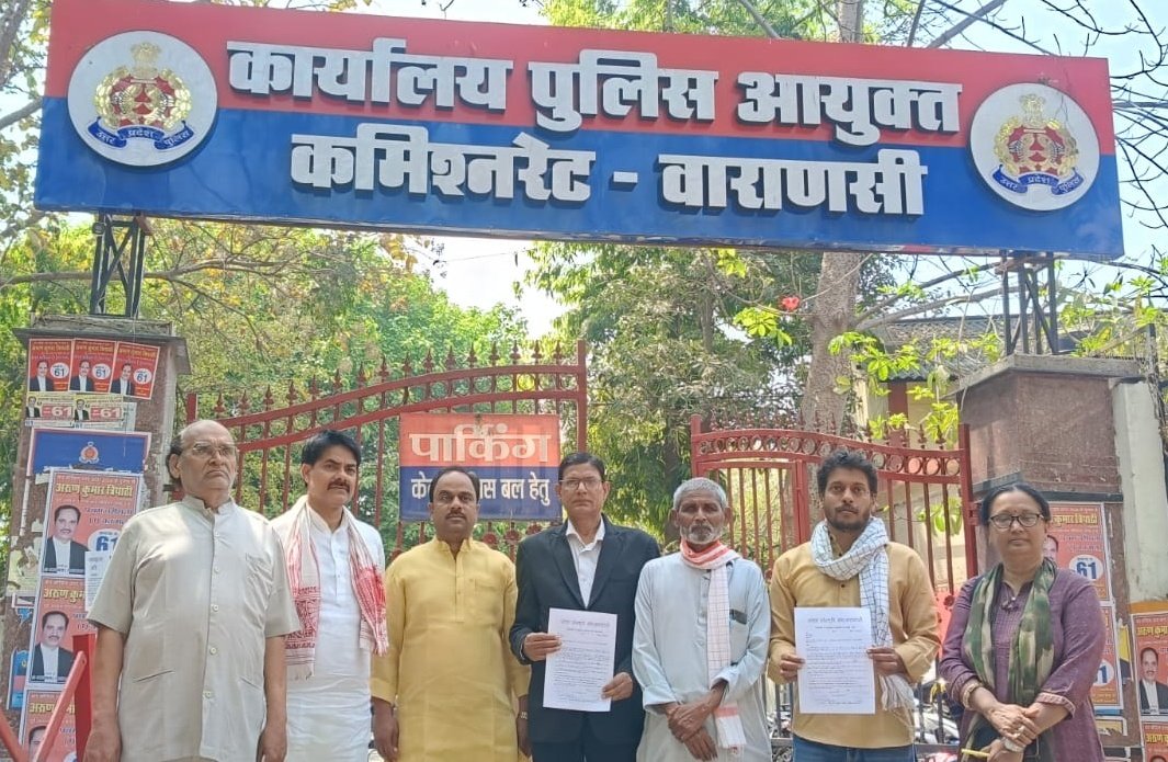 #बनारस में गंगा नदी में नाव पर #इफ्तार कर रहे युवकों को जेल हुई। जमानत नहीं दी जा रही। इस भेदभावपूर्ण कार्यवाही के विरोध में आज ज्ञापन सौंपा गया। भाईचारा और सद्भाव के बिगड़ने के क्रम में BJP RSS की राजनीति चमक रही है। समाज टूट रहा है।