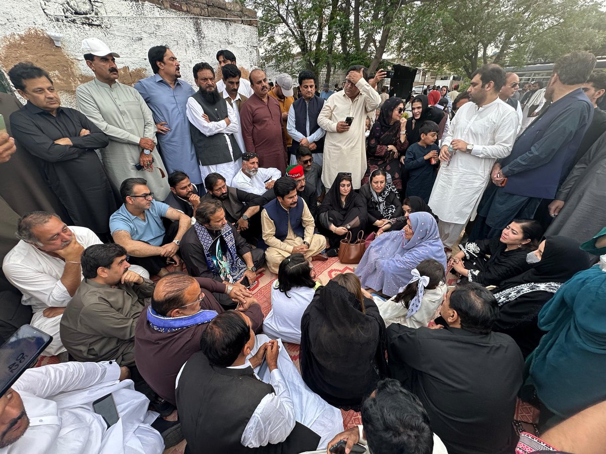 ptisaimakanwal's tweet photo. اڈیالہ جیل:
ایم پی اے محترمہ صائمہ کنول صاحبہ اپنے لیڈر عمران خان سے اظہار یکجتی کے لیئے اڈیالہ جیل کے باہر دھرنے میں عمران خان کی بہنوں کے ہمراہ موجود
#Saimakanwal #MPA #PP260 #tigress #PTI https://t.co/0EYq7vPbeQ