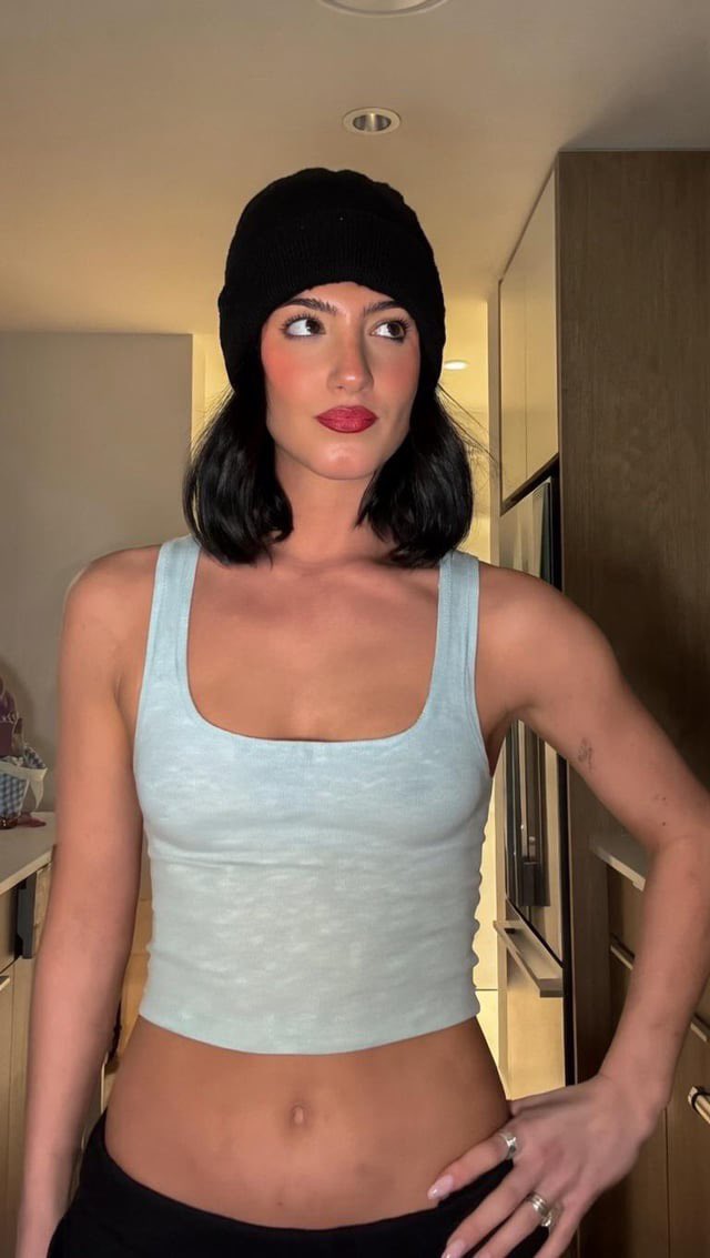 Bella (fake) tweet media