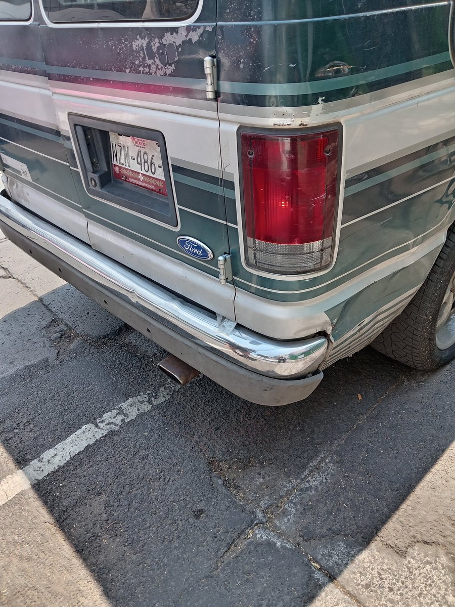 valttor's tweet photo. @SSC_CDMX Buenas tardes, si pueden enviar una patrulla de tránsito, está camioneta está estorbando en el parabus de División del Norte e Hidalgo @Alcaldia_Coy colonia san Pablo Tepetlapa por favor y muchas gracias. https://t.co/OmDWB4rxbu