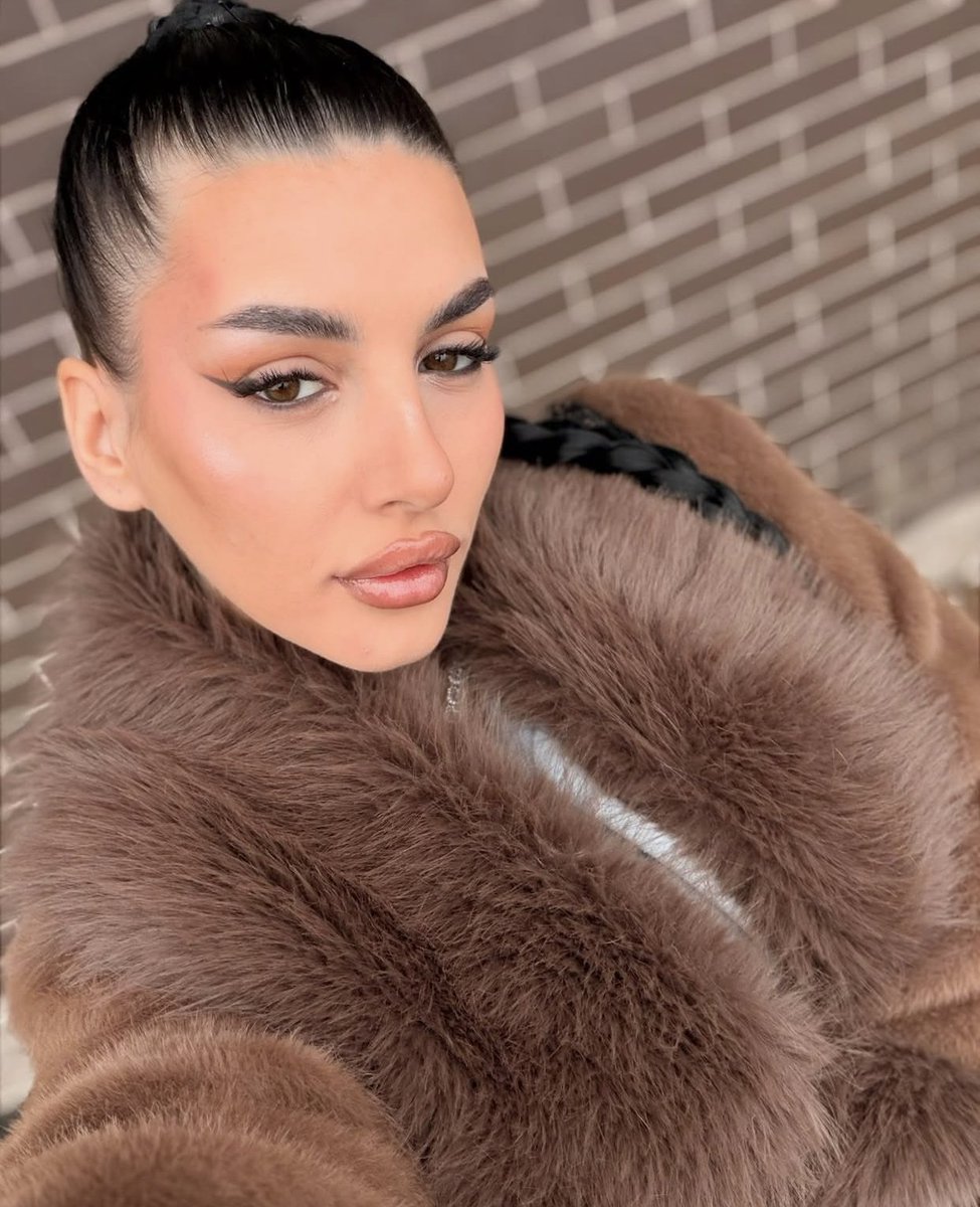 Style is a way to say who you are without having to speak. Our radiant @AmyBlaair_ is defining a new standard for spring chic today.😍
Get to know the real Amy on her page: friendsbio.com/amyblair
For exclusive content: t.me/Friendsbio_bot