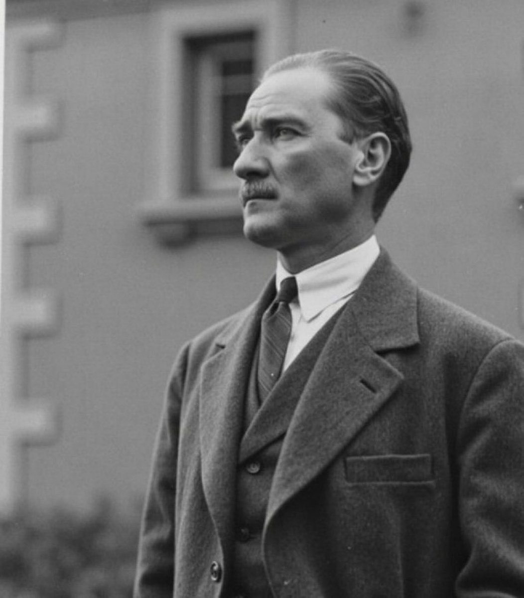 Atatürk 
-34 yaşında Çanakkale zaferinde komutanlık yaptı
-38 yaşında Samsun'a çıktı
-39 yaşında meclisi açtı
-40 yaşında mareşal oldu
-42 yaşında cumhuriyeti ilan etti

Unutmayalım bu ülkeyi de bir genç kurdu.