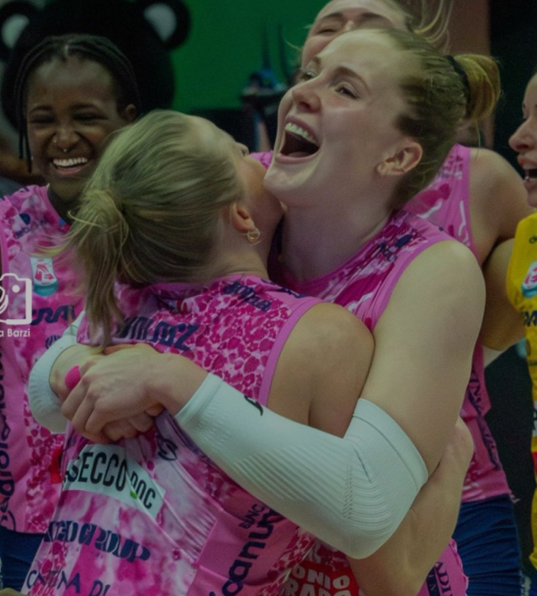 bella haak loops tweet media