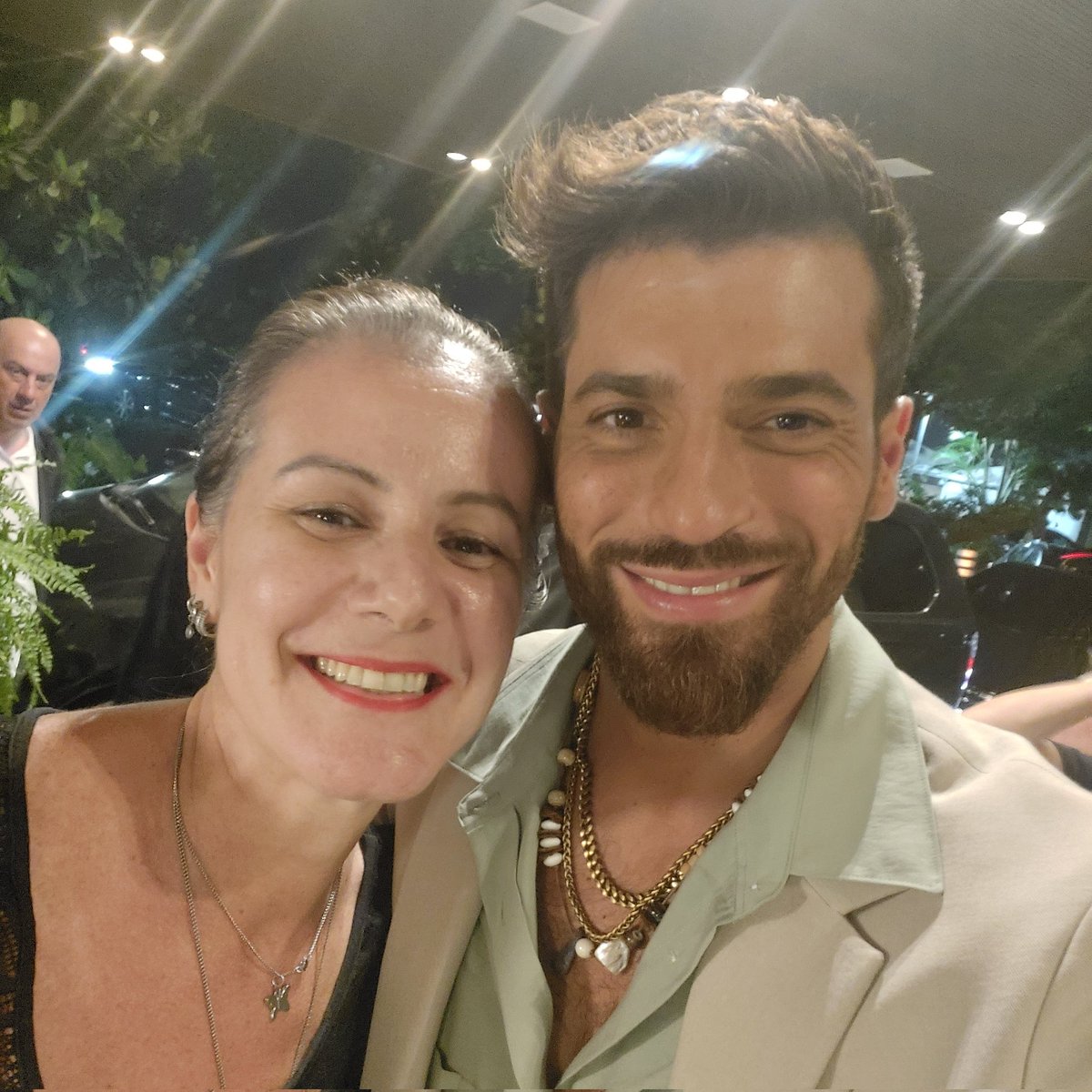 Tô sumida e sem tempo, tô!

Mas para lembrar que: SONHOS SE REALIZAM E SE REPETEM!

Cá estou, para lembrar que 1 ano esse homem estava ali, cheiroso, na minha frente e eu ali sem saber como ele catou o celular da minha mão,  bateu duas fotos e fui feliz mais uma vez!

#CanYaman