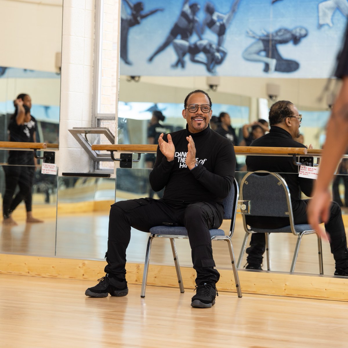 _HamptonU's tweet image. Some rooms just carry a different kind of energy 💙⚓️🩰

The @hampton_terps had the incredible opportunity to learn in a master class with @DTHballet artistic director Robert Garland!

Thank you for sharing your excellence with us!

#OneHampton #HBCU #HamptonTerps