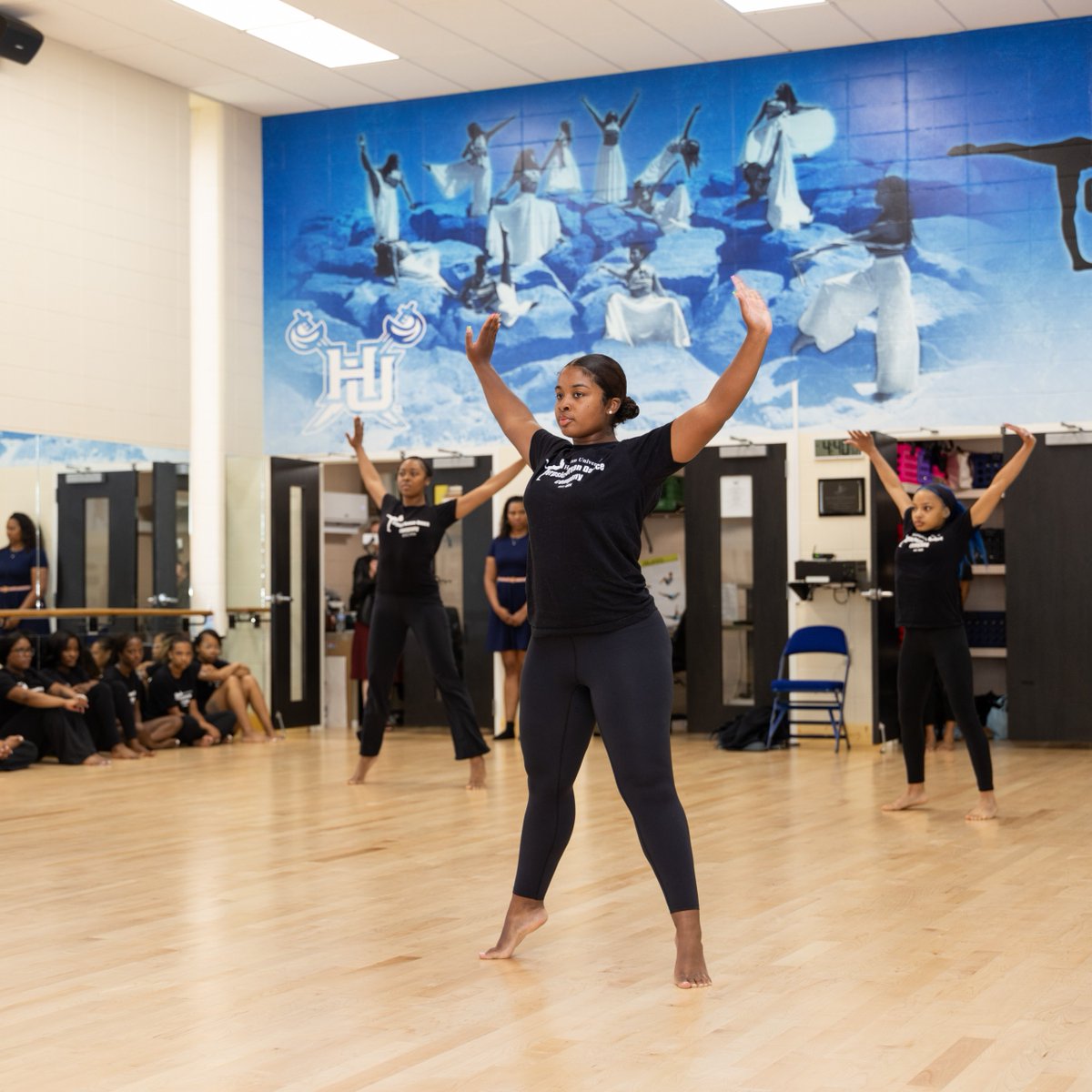 _HamptonU's tweet image. Some rooms just carry a different kind of energy 💙⚓️🩰

The @hampton_terps had the incredible opportunity to learn in a master class with @DTHballet artistic director Robert Garland!

Thank you for sharing your excellence with us!

#OneHampton #HBCU #HamptonTerps