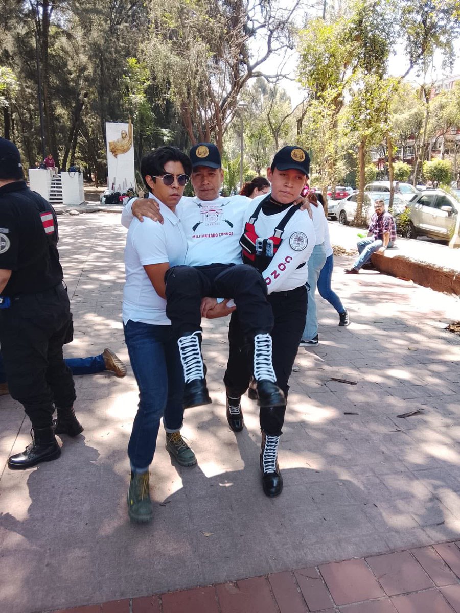 Rescate_Condor's tweet photo. Actividades del Curso institucional de Primeros Auxilios Avanzados, para los elementos del escalafón básico de adiestramiento.
#CóndorCercaDeTi
#voluntarios
#pormexico
#ProtecciónCivil
#rescate https://t.co/rY36b4iwrv