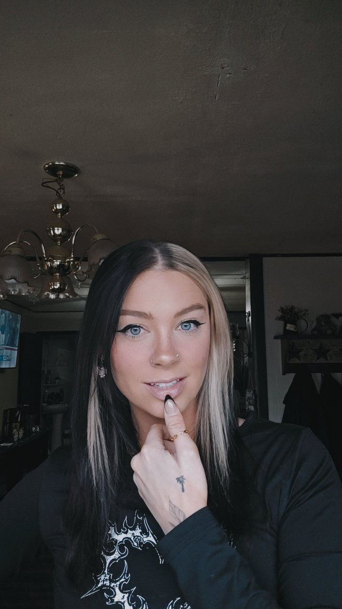 taylorsaurxoxo tweet media