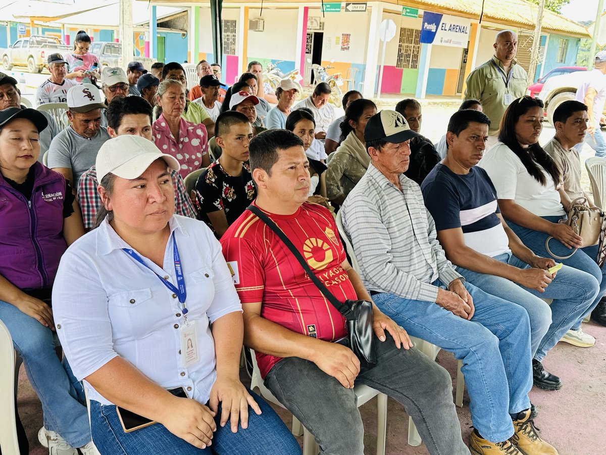 Agricultura_CZ7's tweet photo. #Loja | Hoy entregamos 44 kits de café a productores de #Puyango, parroquia El Arenal, como parte del Proyecto PIDARA para fortalecer la producción agrícola. Cada kit incluye insumos fitosanitarios y nutricionales que cubren una hectárea de cultivo. 
#ElNuevoEcuador 👨‍🌾👩‍🌾🌱 https://t.co/vpecVUlG33