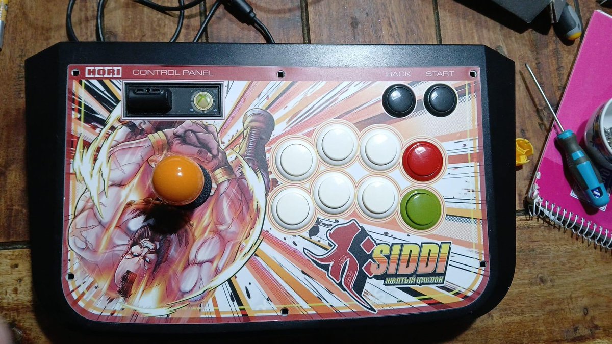 MrSr_7's tweet photo. Behold the Yellow Cyclone!
One of my latest illustration projects for @siddharta2004 's fighting stick.
Thank you so much, @Siddharta04
#streetfighter2 #superstreetfighter2turbo #zangief #zangiefstreetfighter #fightinggames #fightingstick https://t.co/bwA2Vfx9wN