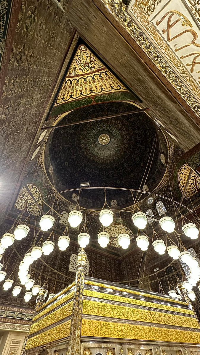 sufi_spirit's tweet photo. حبُّ الحسين وسيلةُ السعداءِ، 
وضياؤه قد عمَّ في الأرجاءِ

سبطٌ تفرع منه نسلُ المصطفى، 
وأضاء "مصر" بوجهه الوضاءِ. https://t.co/bWHxD1dWKu