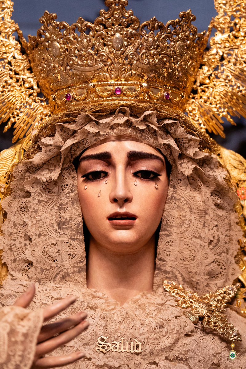 HdadSanGonzalo's tweet photo. ⚪️ COFRADÍA

⛲️ Nuestra Señora de la Salud en su paso de palio a la espera de un nuevo Lunes Santo.

“Eres bálsamo y consuelo,
eres fe que jamás muere,
clara fuente que en la pena,
va emanando y me sostienes.

Eres calma en las tormentas,
manantial de gratitud,
el latido que me guía
cuando pierdo mi virtud,
más en tu nombre hallo Salud,
dulce bonanza, radiante luz”.

📸 @GnzAlvarez
✍️ @JesusPerezEscu1 

#SGLunesSanto26
