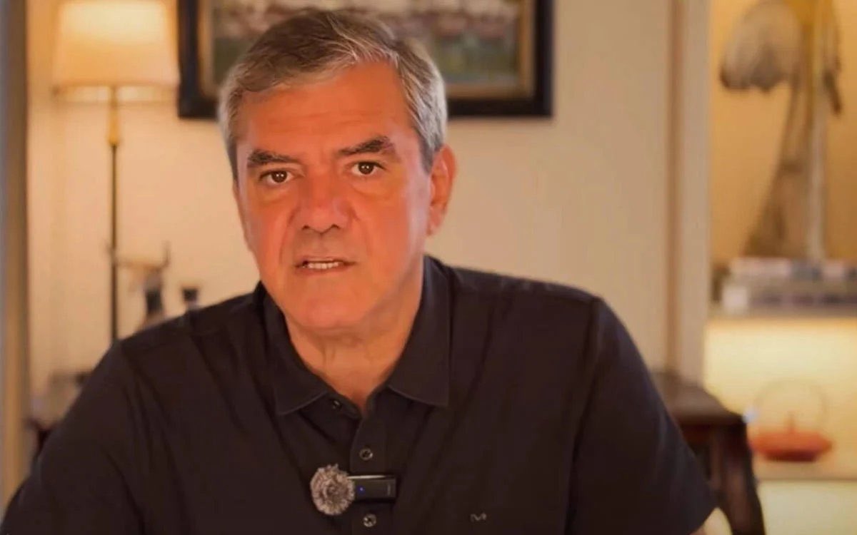 Şahsın kalemini her mezatta bulabilirsiniz….
Vasıfsız olarak bedelsizdir….
Satın almakta ısrar ederseniz,bağış olarak kabul edilir….
Not:Gazeteci olduğu yönündeki söylentiler asılsızdır….