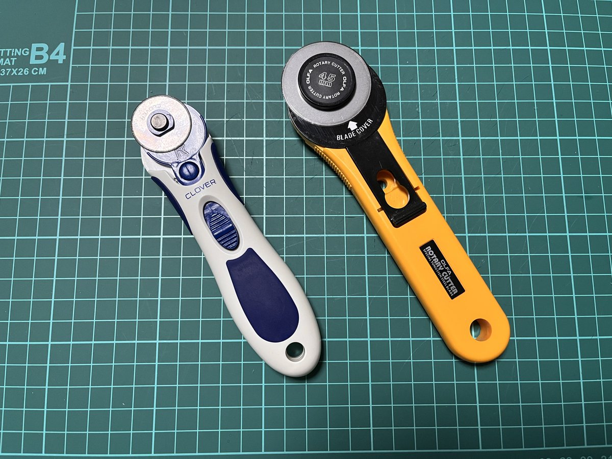 切れ味悪い＆ネジ緩みが酷くてストレス過ぎたので45mmオルファの替刃と小回りの効く28mmクロバーのロータリーカッター新調したった

どっちも怖いくらいスパンスパン切れるぞ