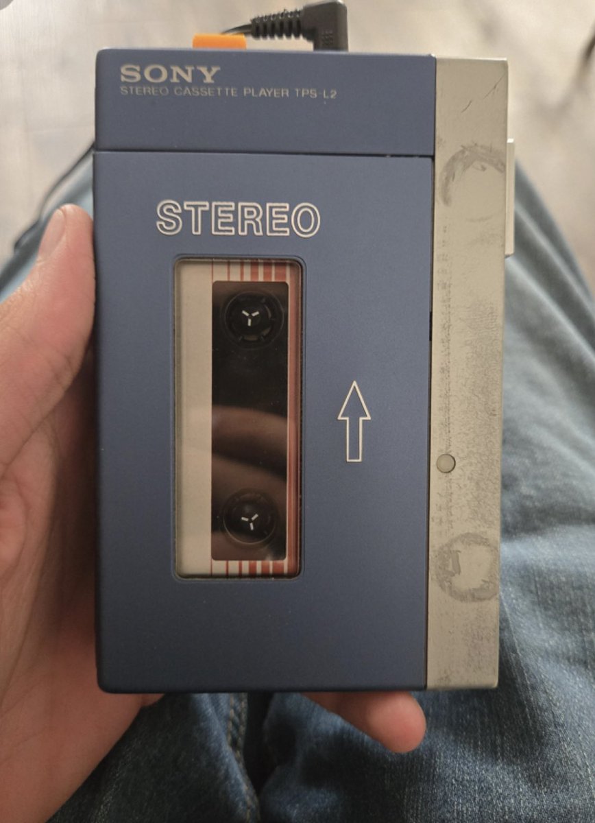 Rosalbasang's tweet photo. Qué tan viejo sin decir qué tan viejo eres

Yo:

Mi primer dispositivo electrónico 

El Walkman 👇 https://t.co/qPXFBwWtDZ