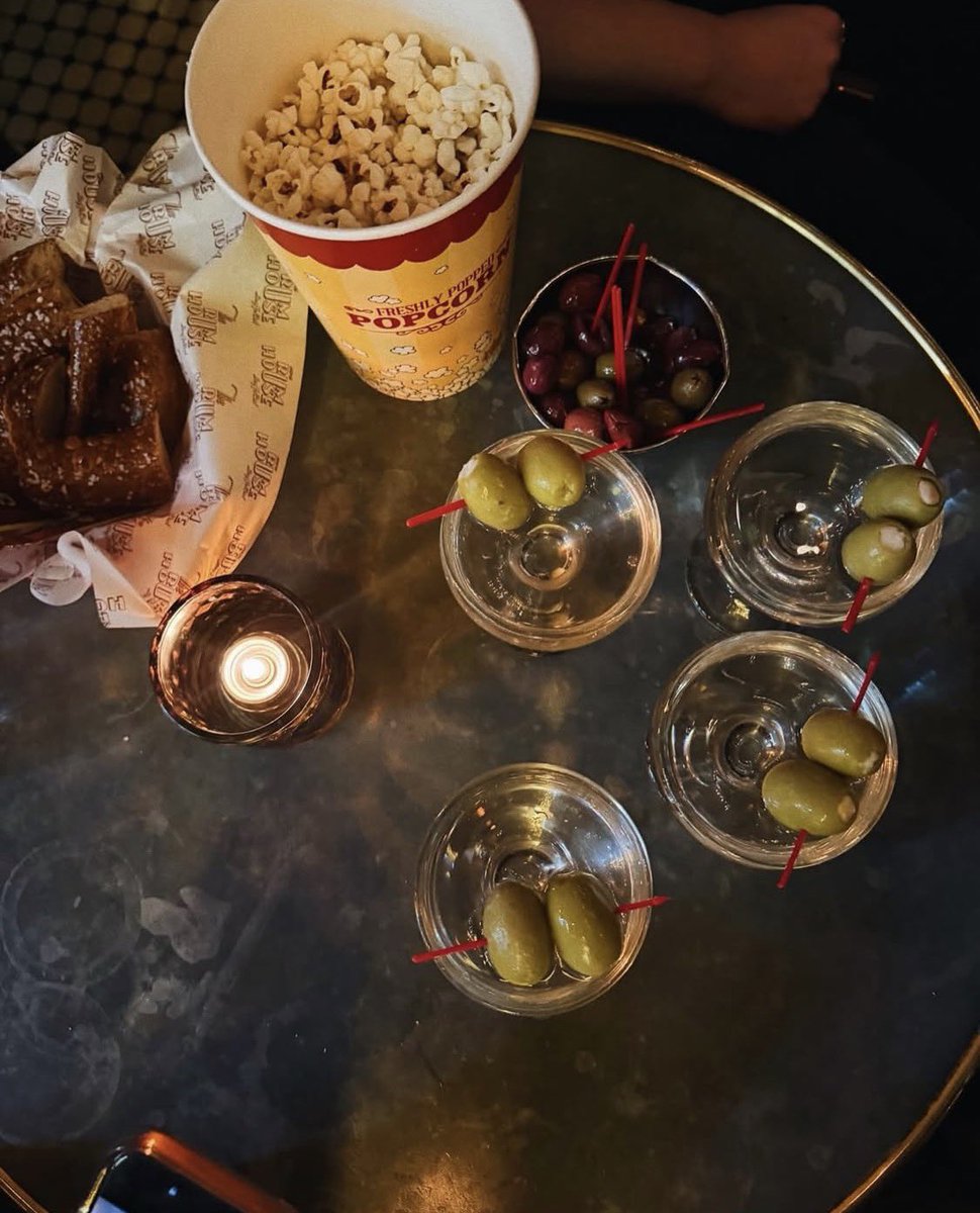 TimesSquareNYC's tweet image. It’s cocktail o’clock! 🍹Celebrate National Cocktail Day at Happy Hour in #TimesSquare! 🌟

@HavanaCentral 
Lady Blue NYC
Nothing Really Matters Bar 
@HavenRooftop 
@RumHouseNY 
@pinktaco 
Amor Loco
Disco Sally’s