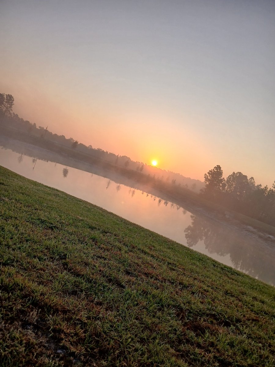 Eoj27us's tweet photo. A photo 📸 of a sunrise 🌅 that I took today!! 😊🙂
#amanecer #nascerdosol #sunrise #восход #日の山 https://t.co/lMLTk5W90Z