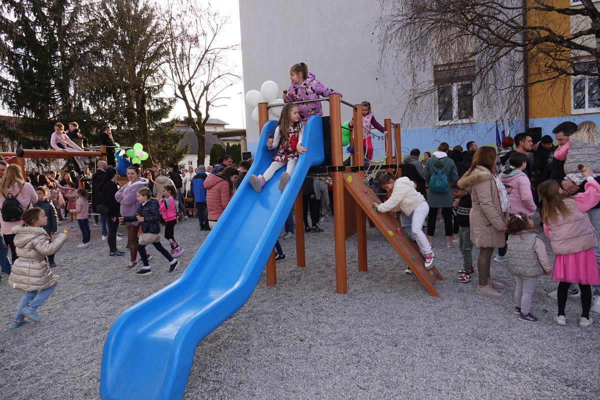 Otvoritev novega otroškega igrišča pri šoli na Adamičevi 🤸‍♀️🤸

👉 grosuplje.si/objava/1266038 

#otvoritev #novootroškoigrišče #grosuplje #adamičeva