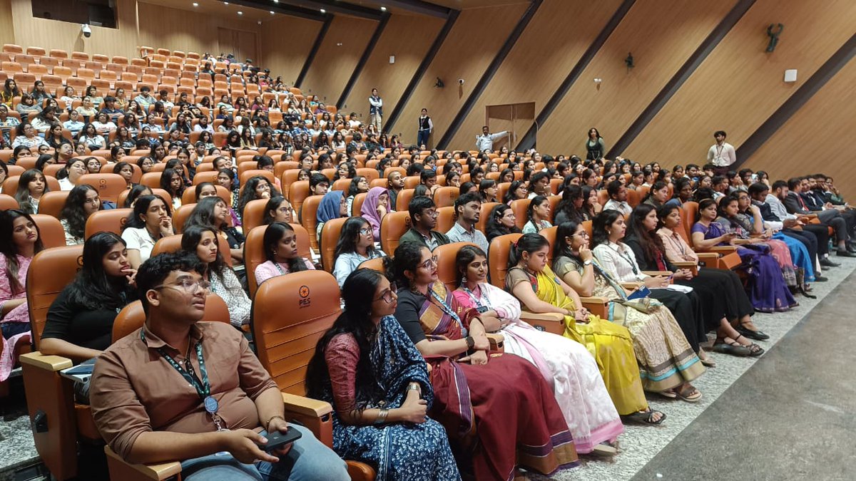 ಈ ದಿನ @PESCollege ನಲ್ಲಿ ನಡೆದ Human Behaviour Unveiled – Psychology Summit- 2026 ಕಾರ್ಯಕ್ರಮದಲ್ಲಿ ವಿದ್ಯಾರ್ಥಿಗಳಿಗೆ Forensic Psychology ಹಾಗೂ Accused–Convict–ExConvict ವಿಷಯಗಳ ಬಗ್ಗೆ ಸಮಗ್ರ ಮಾಹಿತಿಯನ್ನು ನೀಡಲಾಯಿತು.ಅಪರಾಧದ ಹಿಂದೆ ಇರುವ ಮನೋವಿಜ್ಞಾನ ತಿಳಿದರೆ, ಸಮಾಜವನ್ನು ಇನ್ನಷ್ಟು ಸುರಕ್ಷಿತಗೊಳಿಸಬಹುದು.