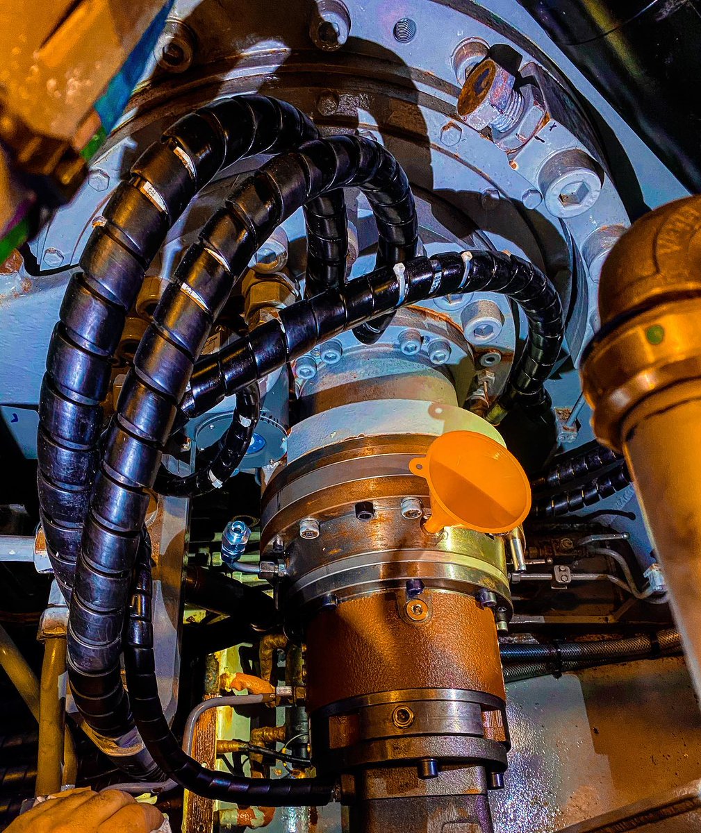 EvansClair25232's tweet image. Oil change planetary gear ⚙️.

.
.
.
 #planetarygear #oilchange #thruster #retractabletrusther #hydraulics #engineering #marineengineer #offshore #offshorewind #womanatsea #workatsea #lifeatsea #engineroom #trustmeiamanengineer