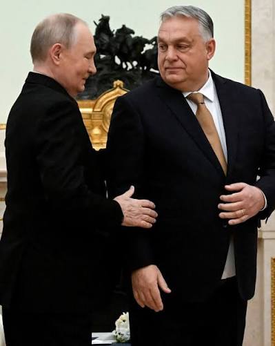 galluzzilucio's tweet photo. RUBRICA "I #PARRINI" 
#Szijjártó, ministro degli esteri dell'#Ungheria di #Orbàn, #spia "#russa" ai danni della #UE, al comando di #Lavrov.
Nulla di nuovo sotto il sole: Orbàn fa le stesse cose relazionando direttamente a #Putin.
Chiamasi #AssociazioneMafiosaInternazionale. https://t.co/O1UFb7eIci
