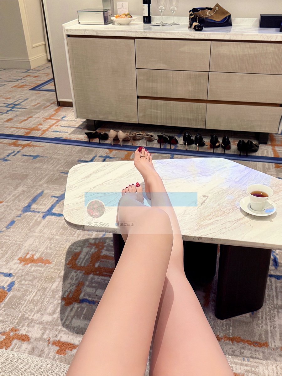 QueenHewei2's tweet photo. 媚足贱狗对着亲妈的脚无脑寸止自己
只能闻不能舔 #女s #足崇拜 https://t.co/JV9u1hhHfN