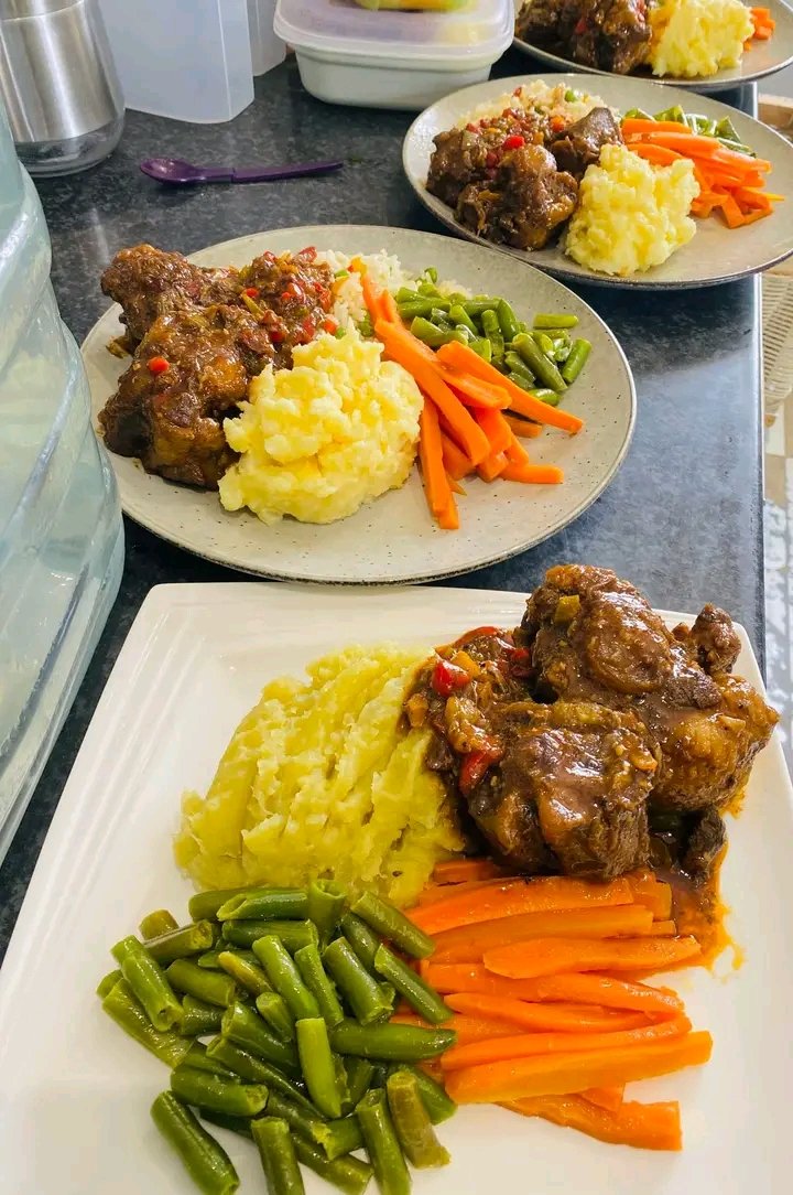 Dinner is served 🙌🏾

Let's eat ya'll 😋