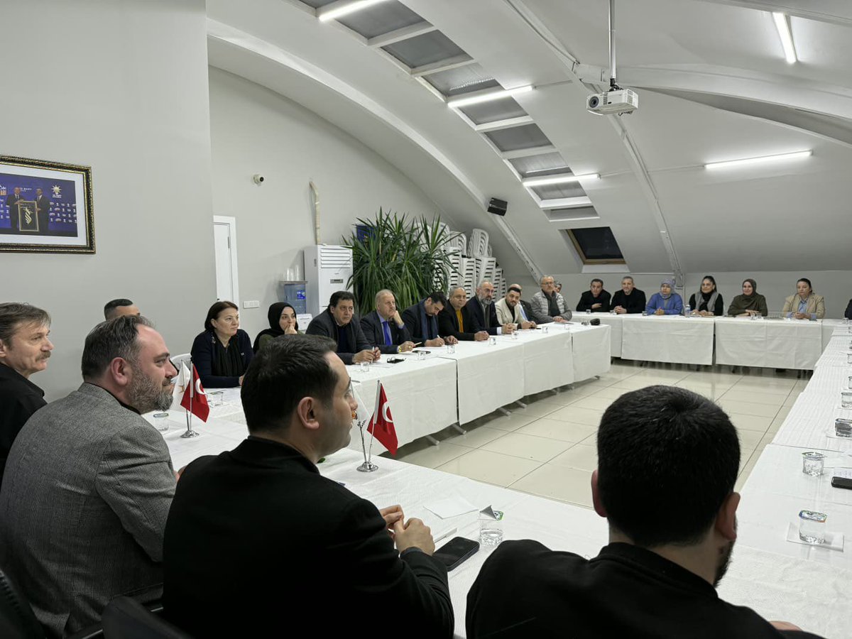 AKBahcelievler's tweet photo. Başkan Vekilimiz, Siyasi ve Hukuki İşler Birim Başkanımız Sn. Kenan Saltık’ın başkanlığında; İl Koordinatörümüz Sn. @FatihhKaraman ve Belediye Başkanımız Sn. @DrHakanBahadir katılımlarıyla haftalık olağan Yönetim Kurulu toplantımızı gerçekleştirdik.

Toplantımızda gündem maddelerimiz ile Ramazan ayı boyunca yürütülen çalışmalar kapsamlı şekilde ele alınmış, önümüzdeki döneme ilişkin planlamalar üzerine verimli istişarelerde bulunulmuştur.

Alınan kararların teşkilatımız ve ilçemiz adına hayırlara vesile olmasını temenni ediyoruz. 🤝