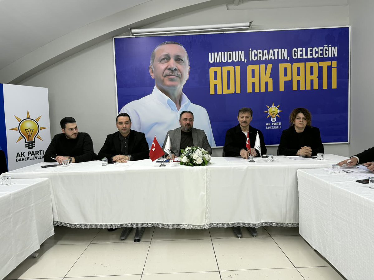 AKBahcelievler's tweet photo. Başkan Vekilimiz, Siyasi ve Hukuki İşler Birim Başkanımız Sn. Kenan Saltık’ın başkanlığında; İl Koordinatörümüz Sn. @FatihhKaraman ve Belediye Başkanımız Sn. @DrHakanBahadir katılımlarıyla haftalık olağan Yönetim Kurulu toplantımızı gerçekleştirdik.

Toplantımızda gündem maddelerimiz ile Ramazan ayı boyunca yürütülen çalışmalar kapsamlı şekilde ele alınmış, önümüzdeki döneme ilişkin planlamalar üzerine verimli istişarelerde bulunulmuştur.

Alınan kararların teşkilatımız ve ilçemiz adına hayırlara vesile olmasını temenni ediyoruz. 🤝