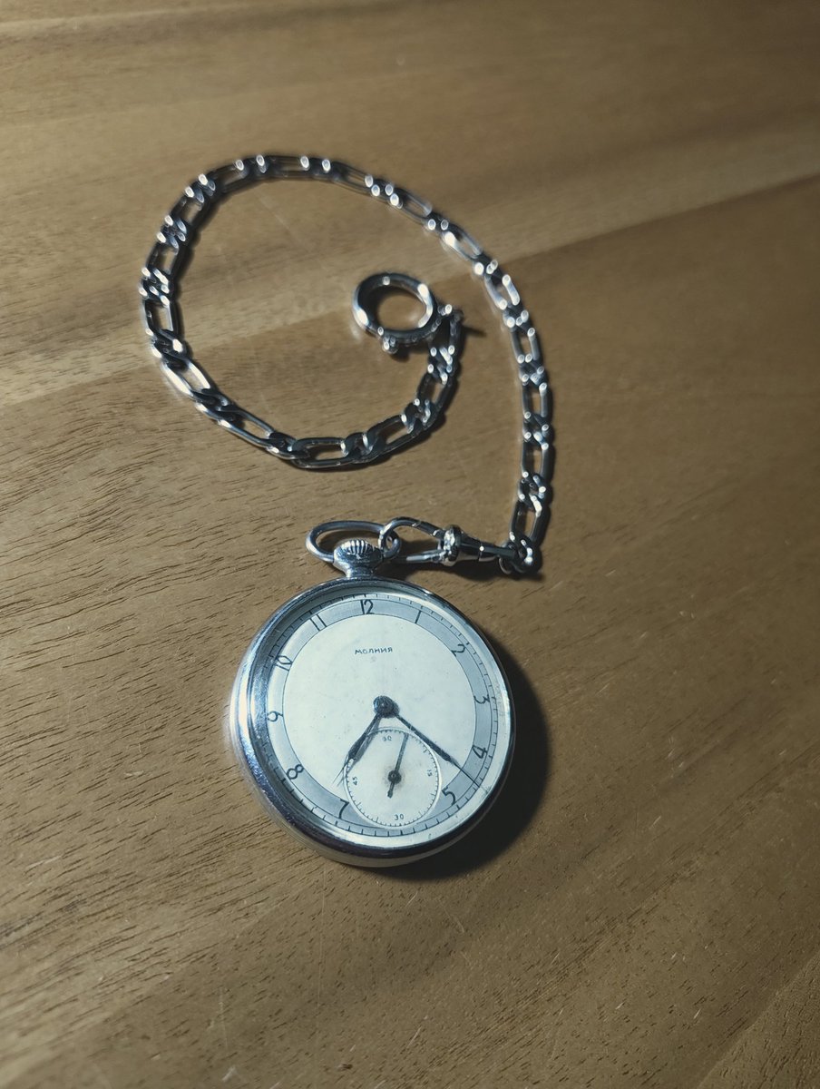 Nueva inquisición: 

-Reloj de bolsillo de la URSS de los años 50 con mecanismo de cuerda, que funciona perfectamente, comprado por Wallapop. 

-La cadena la compré en un mercadillo de antigüedades delante de la catedral de Barcelona.