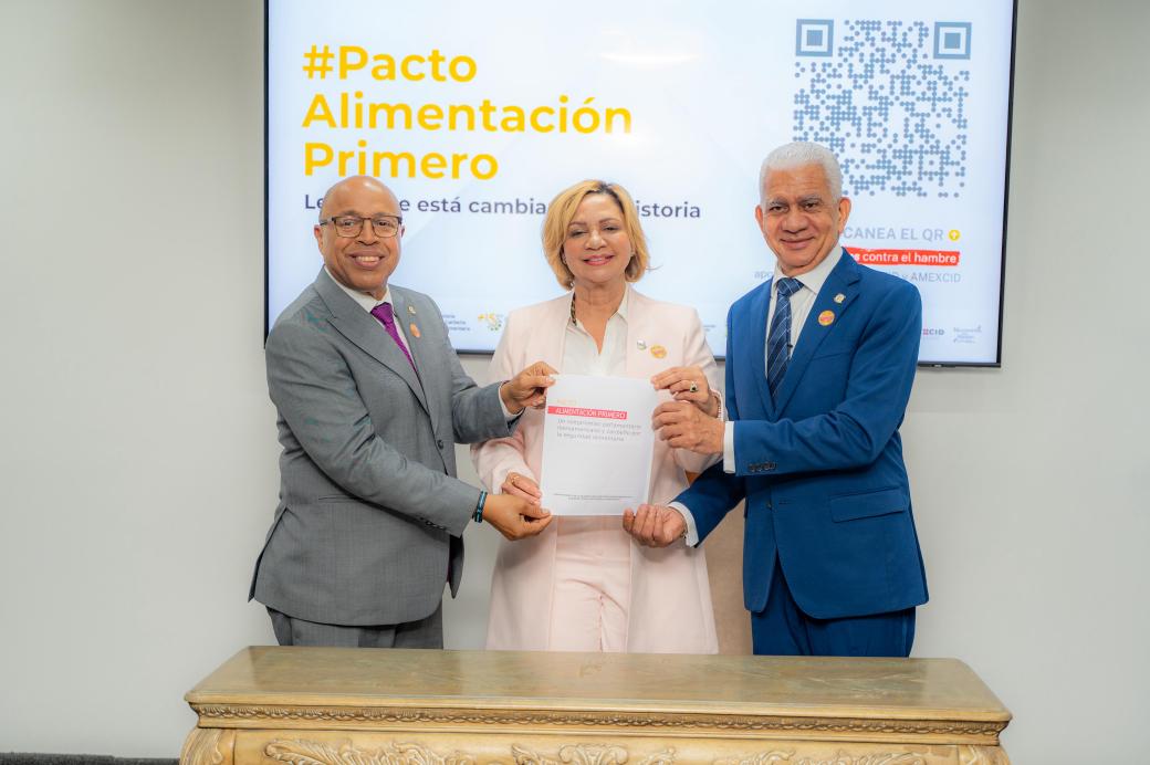 ALCsinhambre's tweet photo. @ricardodlsanto3 @Pachecoalfredoo @sorayasuarezprm @AECID_es @CooperacionESP @FAOAmericas @faodominicana @FAOenEspanol @LuisLoboG @AECIDRD El #PactoAlimentaciónPrimero en República Dominicana permitirá avanzar en leyes prioritarias para fortalecer los sistemas alimentarios, incluyendo agricultura familiar, alimentación escolar y entornos más saludables con foco en la niñez

Apoya @fao @AECID_es @AMEXCID https://t.co/x7Mp1al6OB