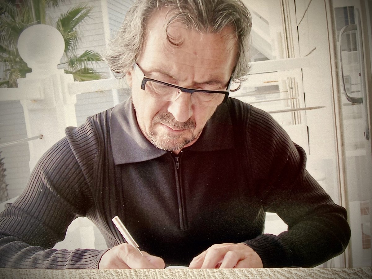 AybarsBora1's tweet photo. Sen gideli 1 sene oldu Hocam. Hollywood’ta saatlerce birlikte çalıştığımız balkonda, geleceğe not düşerek kaleme aldığın mektup hala bende.

Bugün, ben de yazdım bir mektup sana. Başka bir yerde, başka bir zamanda yine okuruz birlikte. Dua ve muhabbetle. https://t.co/36USBntxsF