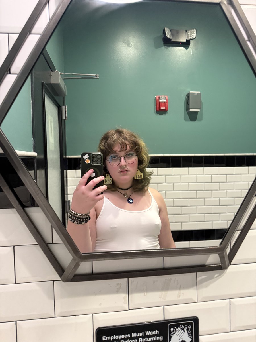 aumuttno tweet media