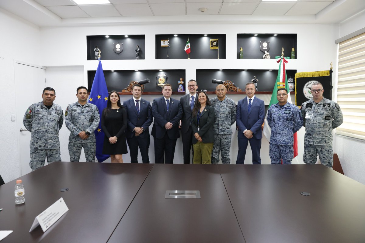 AmeripolOrg's tweet photo. Los delegados de la Presidencia y Secretaría Ejecutiva de AMERIPOL participaron en una instancia de diálogo con la Guardia Nacional de México para promover y potenciar la relación entre la Comunidad de Policías de América y esta fuerza de seguridad de relevancia estratégica.

Esta reunión fue propiciada por @elpaccto 2.0., mecanismo de cooperación de la Unión Europea para combatir el crimen organizado. En la instancia, los representantes de Ameripol realizaron una exposición del mecanismo al Sr. Jefe General de Coordinación Policial junto a su plana mayor, sosteniendo un diálogo fructífero sobre el mecanismo con el fin de ampliar la participación de la @GN_MEXICO_ .

#AMERIPOL #CooperaciónInternacional #SeguridadRegional #LuchaContraElCrimen #ELPacCTO2