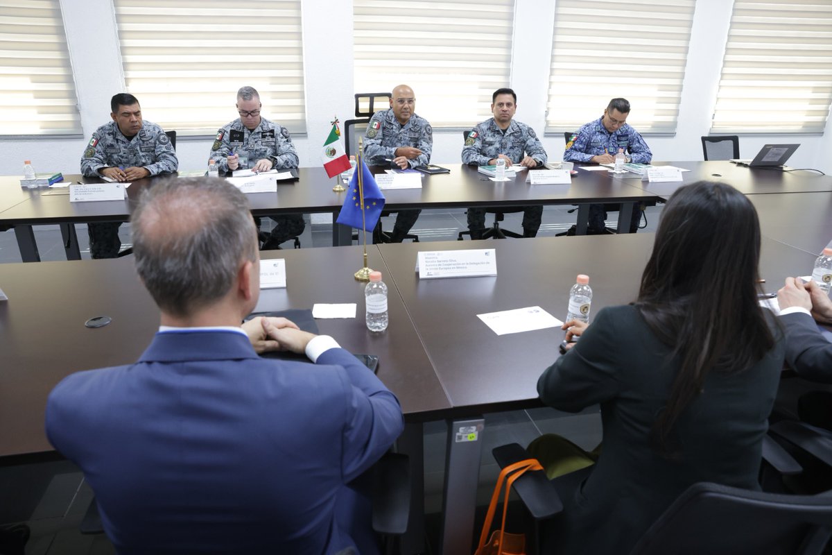 AmeripolOrg's tweet photo. Los delegados de la Presidencia y Secretaría Ejecutiva de AMERIPOL participaron en una instancia de diálogo con la Guardia Nacional de México para promover y potenciar la relación entre la Comunidad de Policías de América y esta fuerza de seguridad de relevancia estratégica.

Esta reunión fue propiciada por @elpaccto 2.0., mecanismo de cooperación de la Unión Europea para combatir el crimen organizado. En la instancia, los representantes de Ameripol realizaron una exposición del mecanismo al Sr. Jefe General de Coordinación Policial junto a su plana mayor, sosteniendo un diálogo fructífero sobre el mecanismo con el fin de ampliar la participación de la @GN_MEXICO_ .

#AMERIPOL #CooperaciónInternacional #SeguridadRegional #LuchaContraElCrimen #ELPacCTO2