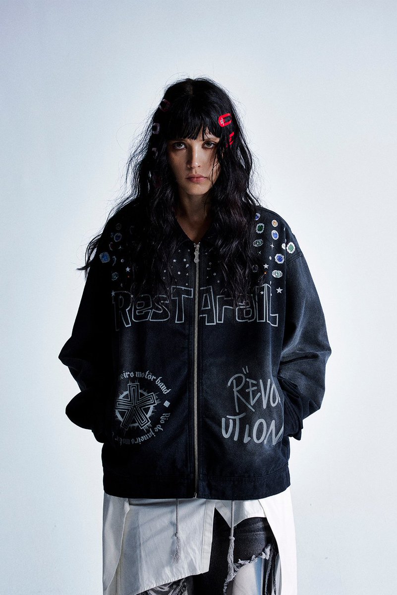 ErmanaricGothic's tweet image. Heavy metal meets high-end detail. 🎸💎

Faded black denim, bold punk-inspired graphics, and a hit of rhinestone hardware across the shoulders. A statement piece that doesn’t need an introduction.

Revolution starts now. 
ermanaric.com/ffzis

#Streetwear #Y2K #DenimJacket