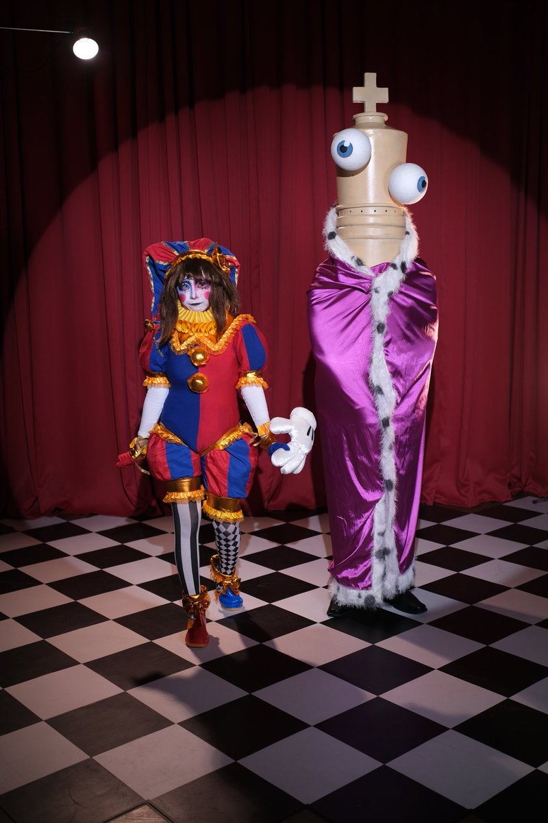 greenwillow13's tweet photo. My Kinger cosplay has finally joined a cosgroup!

#tadc #theamazingdigitalcircus #kinger #pomni #ragatha #caine #jax #gangle #zooble #disappearingguy #cosplay #tadccosplay https://t.co/c6tafJTP7q