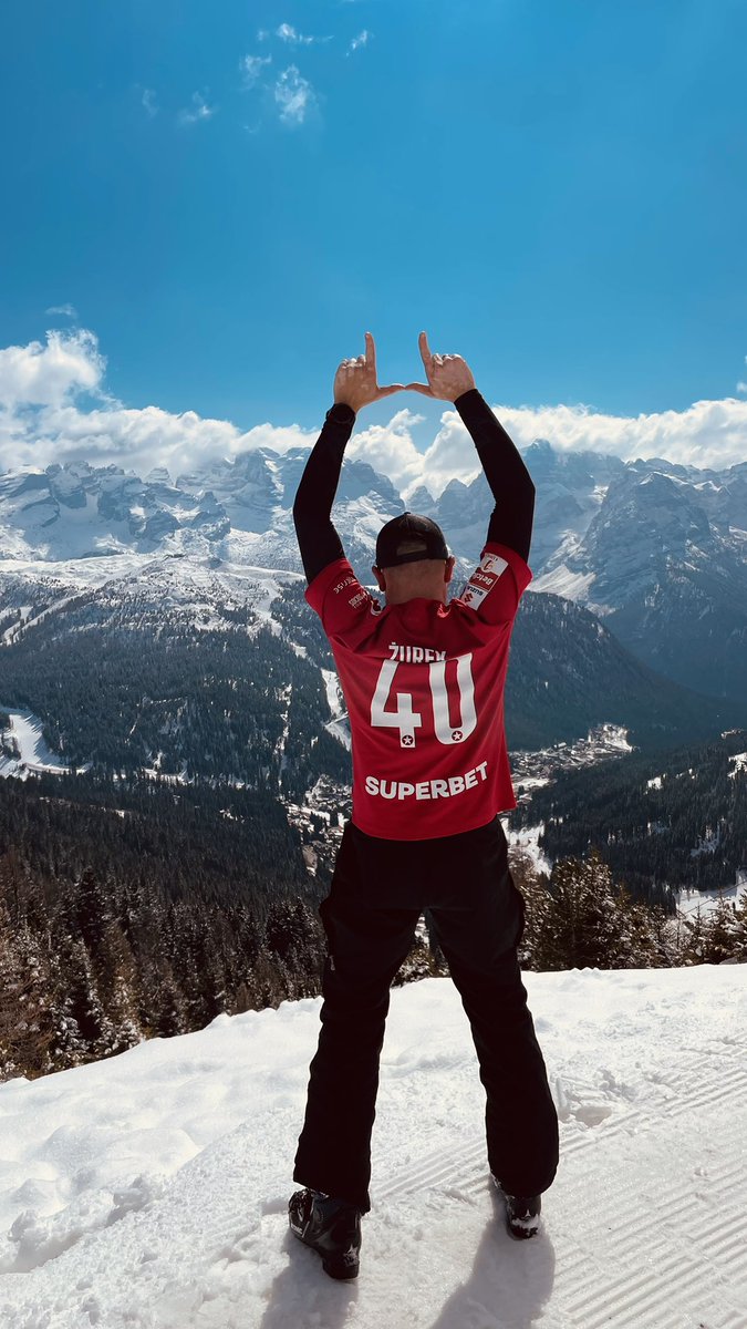 WojZur85's tweet photo. @jarokrolewski @WislaKrakowSA  Zawsze i wszędzie w sercu jest Wisła …🔥 Wisła on tour 🇮🇹⛷️ https://t.co/Utk6ykWkd7