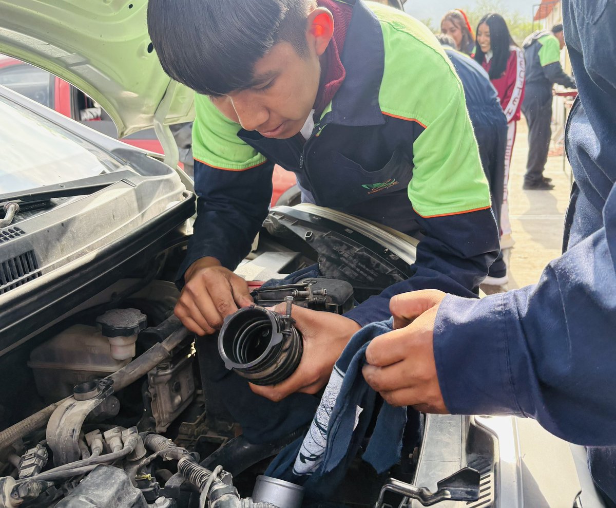CECyTEHChilcuau's tweet photo. 🔧🚗 Estudiantes de 4°A de Mantenimiento Automotriz realizaron la práctica 1 del segundo parcial: afinación, cambio de filtros, bujías, aceite y limpieza de inyectores en distintos vehículos 🚙⚙️

#SomosUnEquipoTransformandoElFuturo
@CECyTEHidalgo @edmundo_rmz https://t.co/nDWE3rTdMU