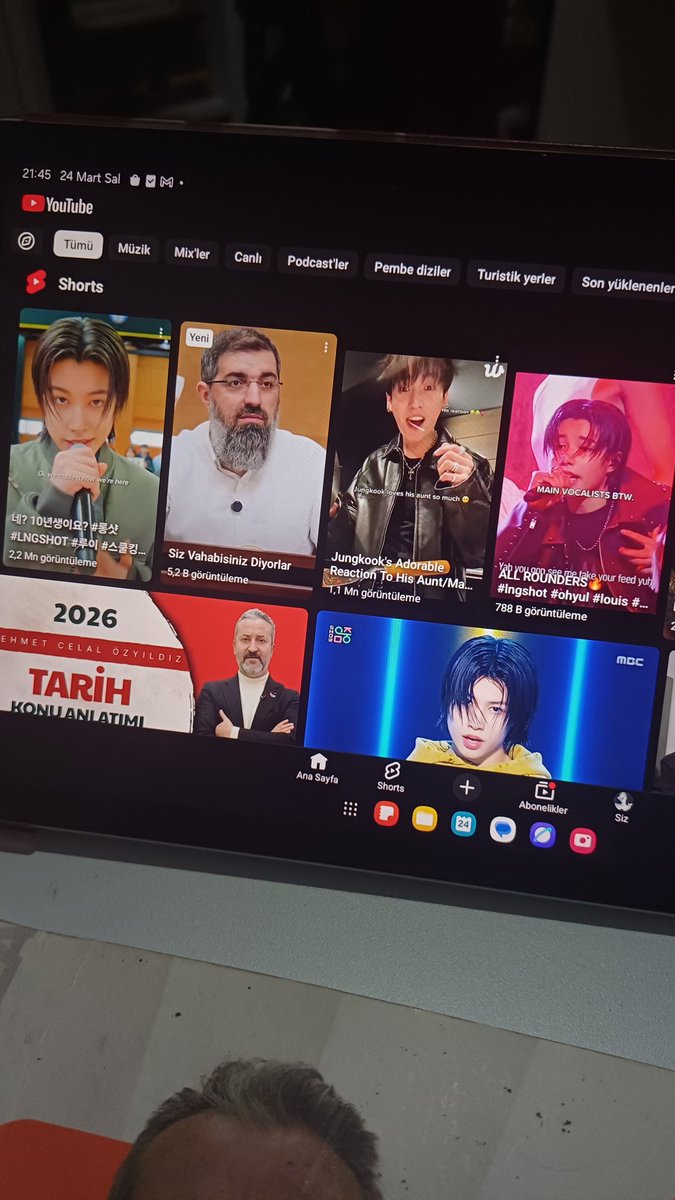 gazaugruna's tweet photo. Halis Hoca hayatında jungkookla yan yana geleceğini tahmin etmezdi https://t.co/SpdLpEAxnb
